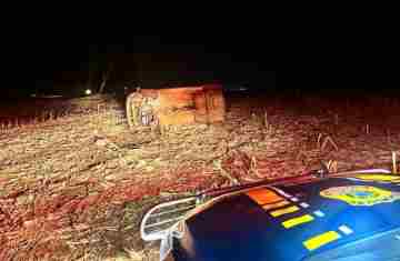 PRF apreende 96 kg de maconha após perseguição e capotamento na BR-277, em Santa Tereza do Oeste